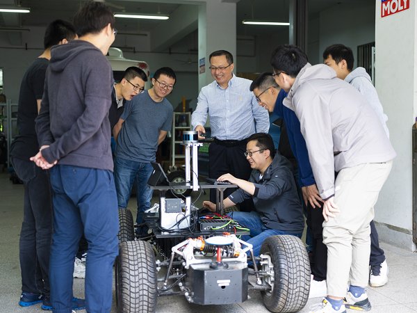 【寻访身边的榜样】他把“小”车开上“大”舞台———访东南大学首席教授殷国栋