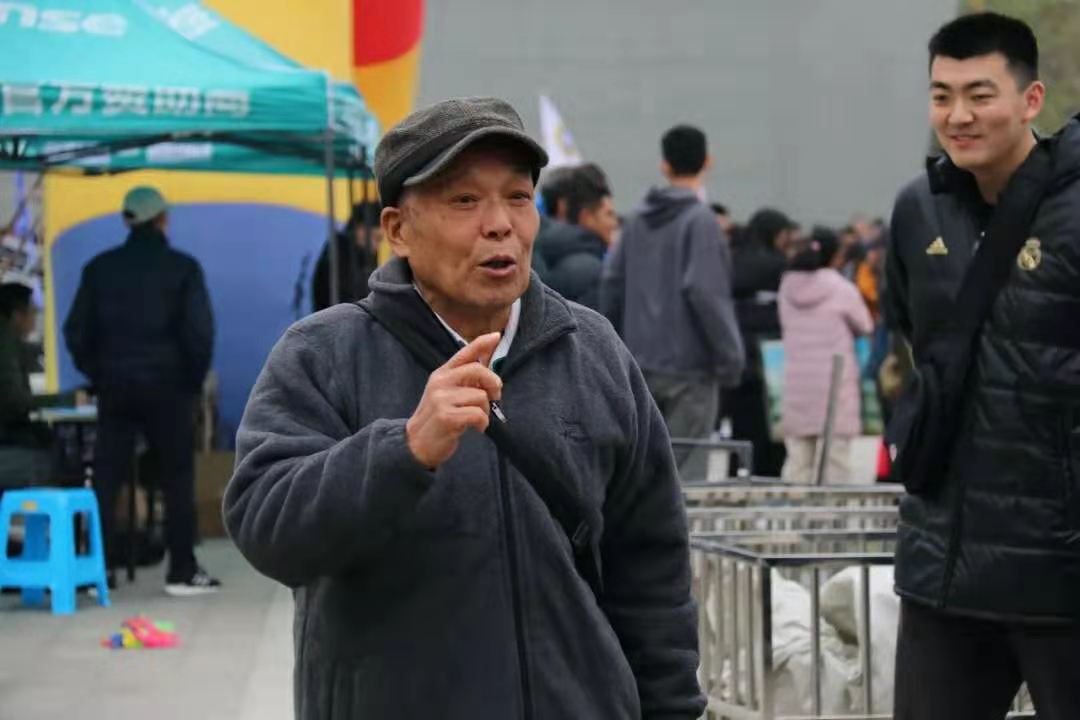 【寻访身边的榜样】鹤发银丝映日月 丹心热血沃新花——记交通学院班主任老师许映泉